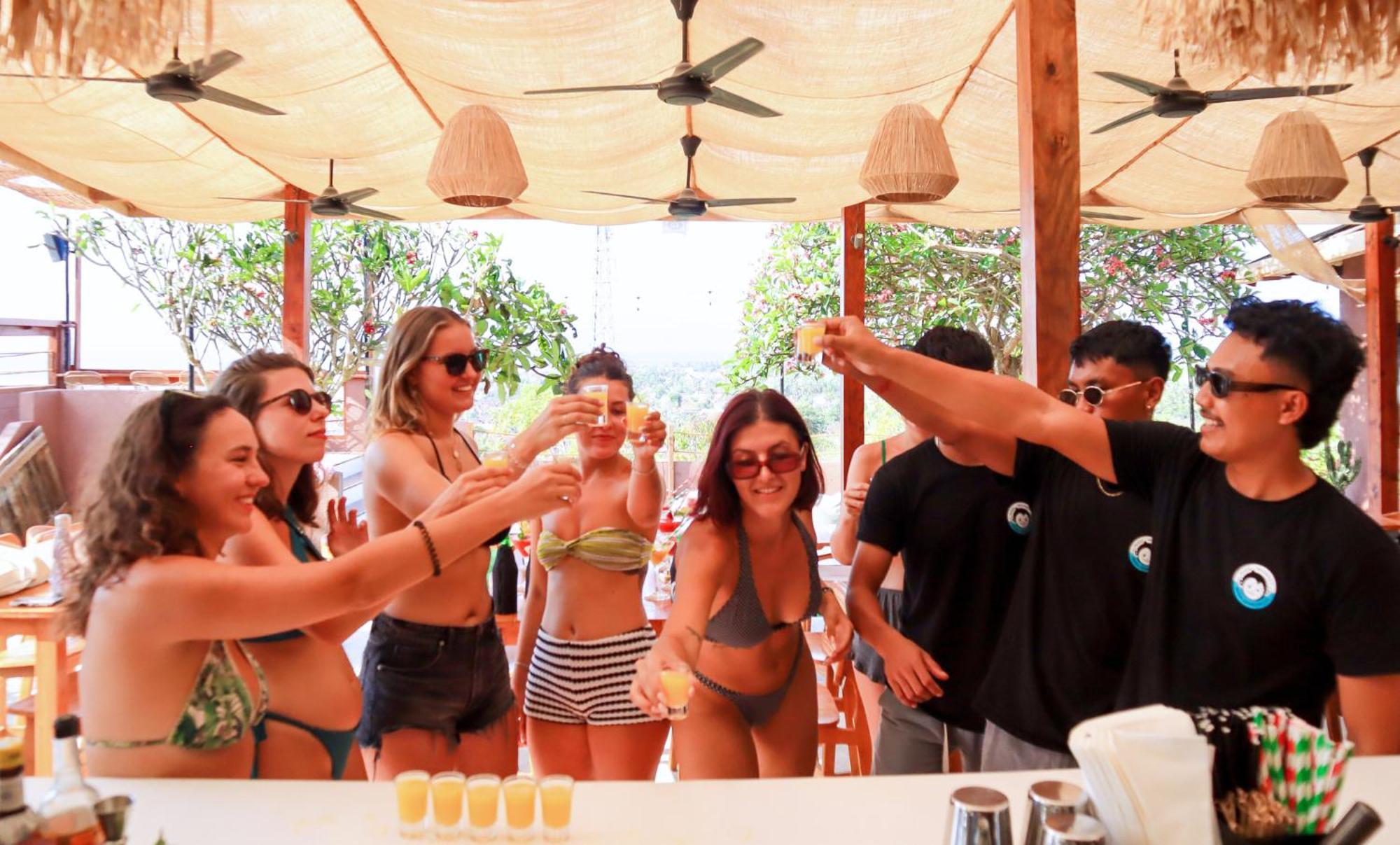 Mad Monkey Nusa Lembongan Екстериор снимка